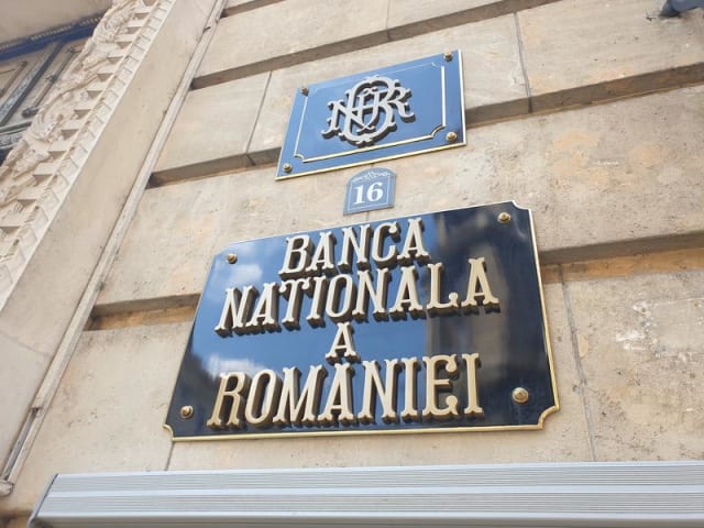 BNR avertizează asupra fragilității leului și a riscurilor economice în România