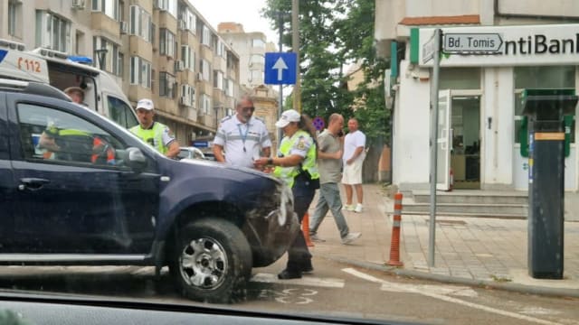 Accident rutier în centrul Constanței: coliziune la intersecția bulevardului Tomis cu strada Cuza Vodă