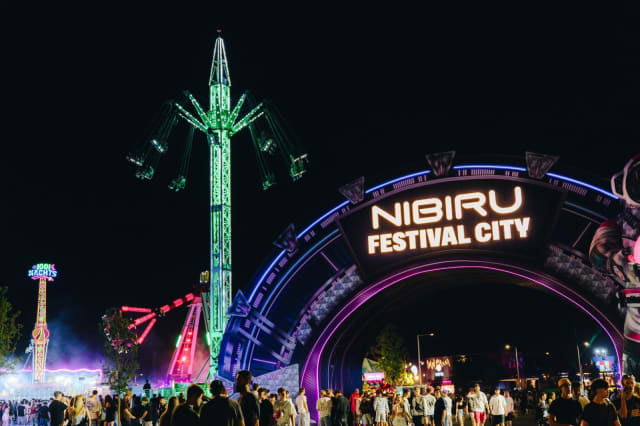 Beach, Please! 2026 a deschis oficial NIBIRU în fața a 90.000 de oameni și a început cea mai mare ediție a festivalului