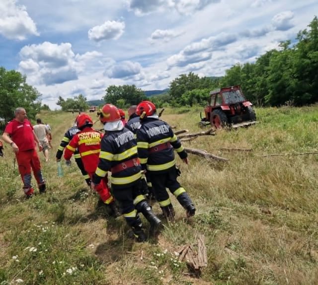 Bărbat prins sub tractor, transportat cu elicopterul SMURD la spitalul din Deva