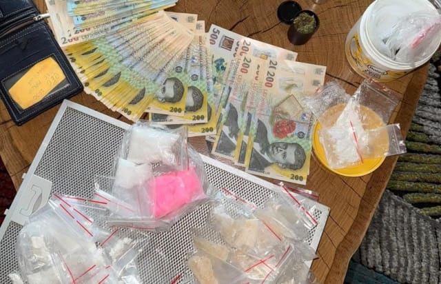Doi traficanți de droguri au fost arestați la Cluj, unul prins în flagrant