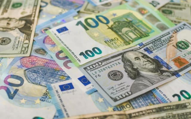 Curs valutar 10 iulie 2026: Euro scade, dolarul și aurul înregistrează variații