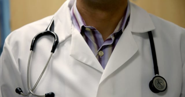 Medicul Paul Andrei Țenț, acuzat de ultraj la Cluj, a fost plasat în arest la domiciliu