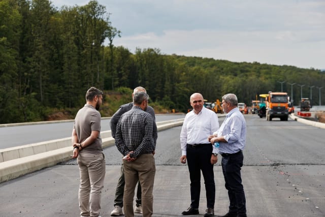 Prim-ministrul Bolojan verifică lucrările pe Autostrada Transilvania. Când va fi deschisă secțiunea Cluj-Zalău?