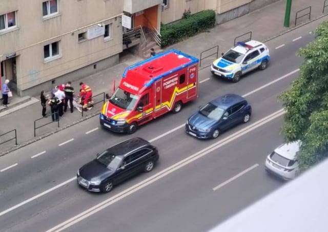 Un bărbat s-a stins din viață după ce a căzut de la etajul al doilea pe Bulevardul Griviței din Brașov