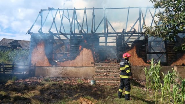 Incendiu la o casă din comuna Bârsănești: 100 mp au fost cuprinși de flăcări
