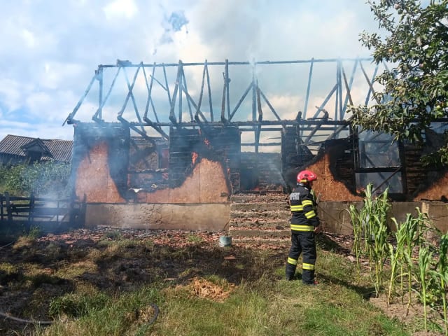 Incendiu puternic în comuna Bârsănești: o casă a fost cuprinsă de flăcări, pompierii au intervenit de urgență