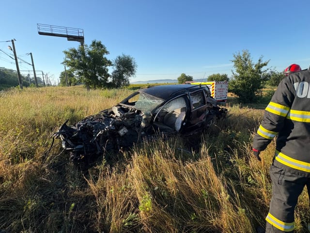 Un tren de persoane a lovit un autoturism la o trecere la nivel în Prelipca, șoferul fiind resuscitat
