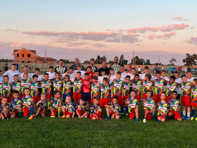 Peste 60 de copii au început fotbalul în Pădureni și Jebel, iar din septembrie se a lansat secția de handbal feminin