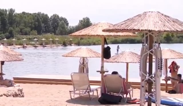 O plajă de vis în Prahova: nisip fin, apă limpede și sporturi nautice variate