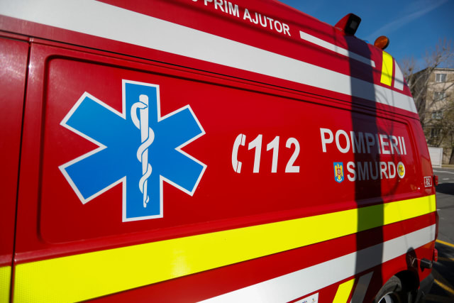 Accident grav în Argeș: microbuz cu 16 persoane intră într-un gard, activat Planul Roșu