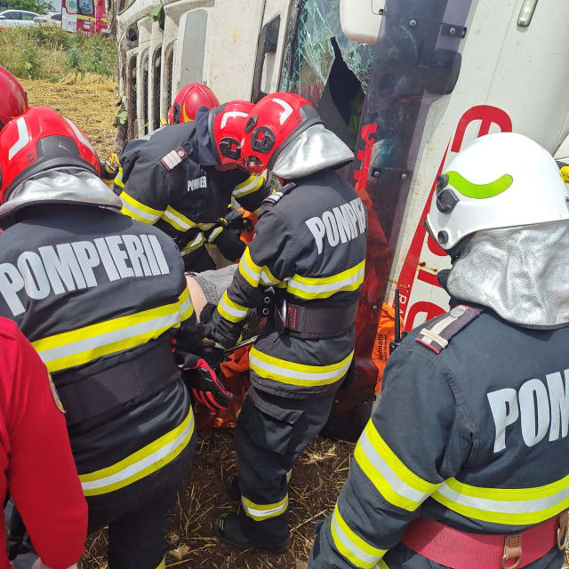 Un autotren s-a răsturnat pe E85 în Neamț, șoferul de 64 de ani fiind scos încarcerat