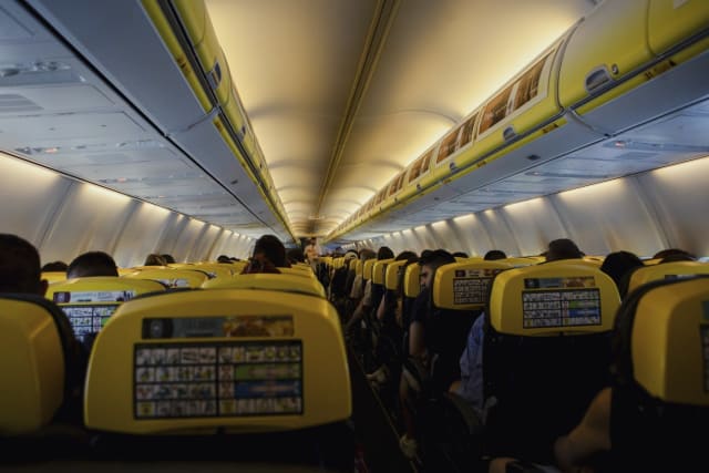 Ryanair răspunde după incidentul aproape mortal al unui pasager în zbor din Grecia