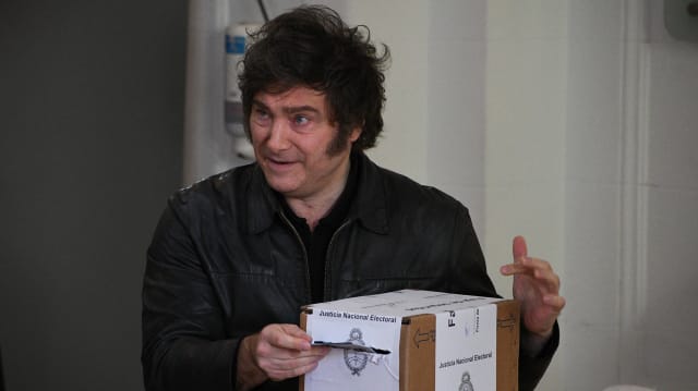 Javier Milei postează după victoria cu Anglia și atacă politicienii din Argentina