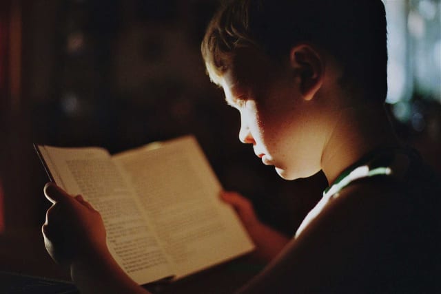 Studiu UBB arată că dificultățile de citire pot genera anxietate în adolescență