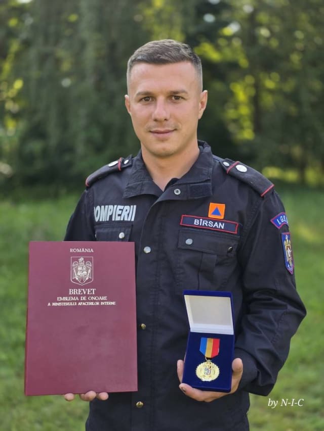 Pompierul Daniel Bîrsan de la ISU Brașov primește Emblema de Onoare a MAI pentru curajul său