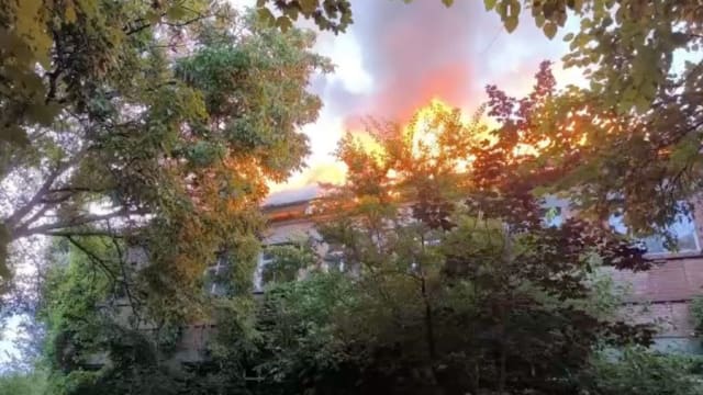 Pompierii din Bacău intervin pentru stingerea unui incendiu la o clădire părăsită de pe strada Letea