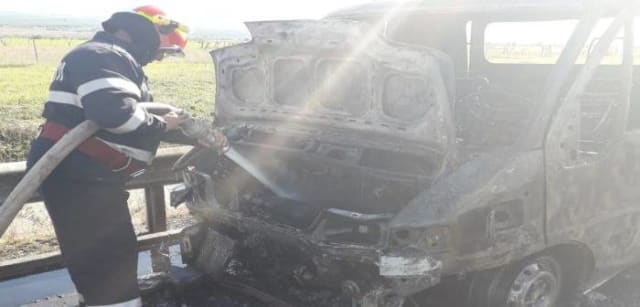 Autoutilitară în flăcări pe Autostrada Lugoj-Timișoara: intervenție a pompierilor