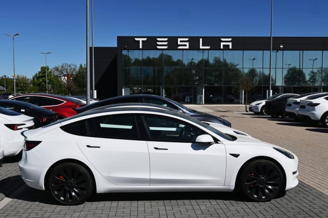 Tesla depășește Mercedes-Benz în clasamentul global al mărcilor auto în 2026