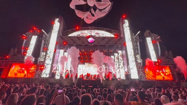 Spectacol impresionant la NIBIRU Costinești: coregrafii spectaculoase și atmosferă electrizantă pe scena Promenadă
