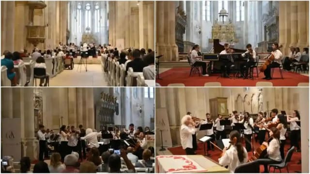Muzicieni tineri interpretând muzică veche în Catedrala Alba Iulia