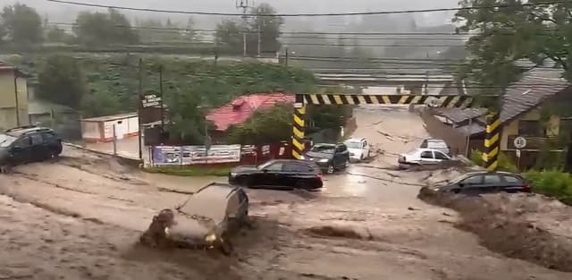 Viitură devastatoare la Bușteni! Străzile au devenit râuri, iar o mașină a fost purtată de ape sub privirile oamenilor