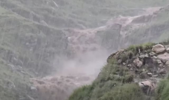 (VIDEO) Cum s-a format viitura care a măturat Bușteniul. Ce s-a întâmplat pe Valea Jepilor