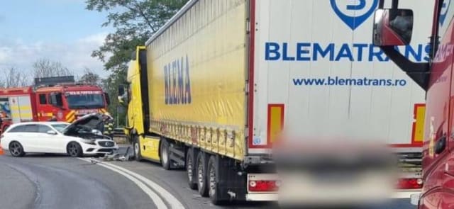 Accident grav pe șoseaua Lugoj - Deva din Timiș: doi răniți și copil aproape izbit