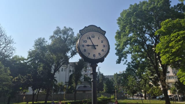 Ceasul din parcul Tomis II a fost reparat după ani de nefuncționare