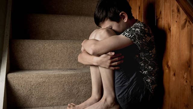 Un băiat de 15 ani, sechestrat și bătut de adolescenți în Târgu Lăpuș, a fost filmat și umilit pe internet