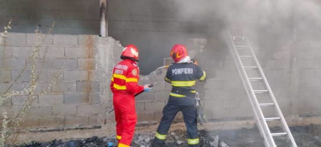 Incendiu la o casă din Sânmihaiu Român, Timiș: flăcări în garaj și acoperiș