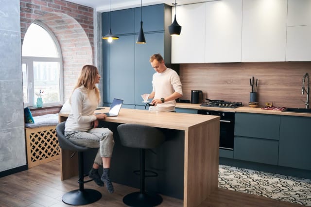 Livingul deschis spre bucătărie: avantaje, dezavantaje și mobilier potrivit