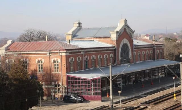 Se caută constructor pentru reabilitarea Gării Râmnicu Sărat, pentru a treia oară