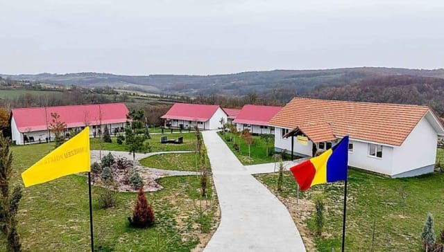 6.113 lei pe lună, baie în fiecare cameră și metri pătrați la centimetru — dar numai dacă nu ești statul. Ce s-a întâmplat pe 1 ianuarie 2026, după ce statul a ratat termenul de închidere a propriilor centre, e o lecție de neobrăzare instituțională