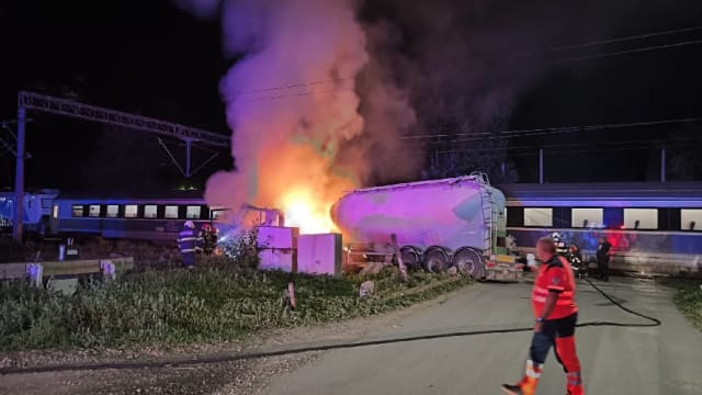 Un accident feroviar în județul Bacău: trenul a lovit o cisternă și a luat foc