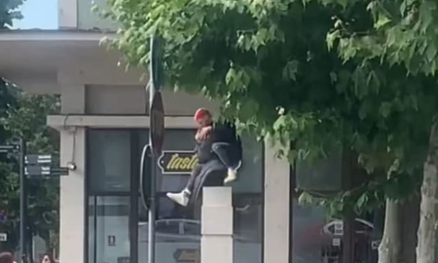 Un tânăr s-a urcat pe statuia din Piața Lucian Blaga din Cluj și a făcut gesturi obscene, amendat de poliție