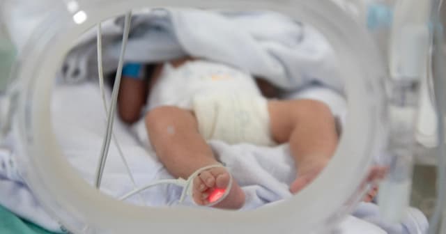 Un spital din Harghita înregistrează prima naștere de cvadrupleți, doi bebeluși fiind în stare gravă