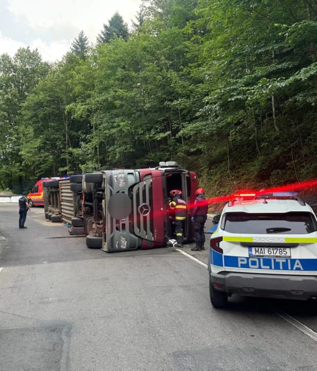 Accident rutier pe DN 73A, în zona Pârâul Rece: autocamion răsturnat, traficul blocat