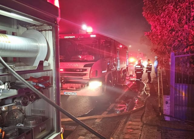 Incendiu puternic la o casă din Giroc: acoperiș de 120 mp cuprins de flăcări, trei bărbați au primit îngrijiri medicale