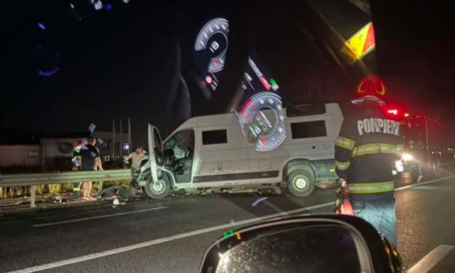 Un accident la Gilău, Cluj: rulota și autoturismul s-au ciocnit, rulota a fost deviată în parapet
