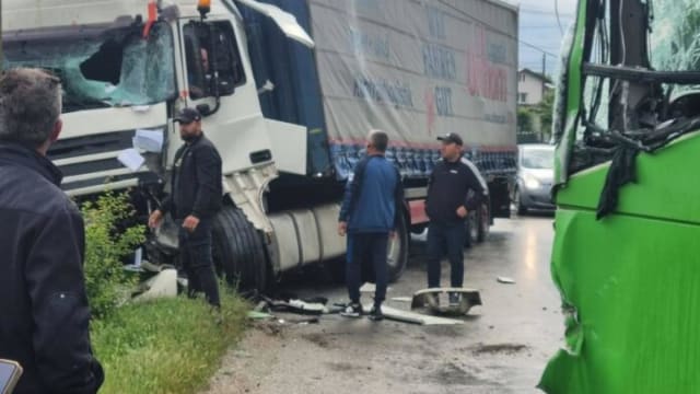 Un șofer de camion a blocat mai multe mașini pe DN 2A, pericol de accident