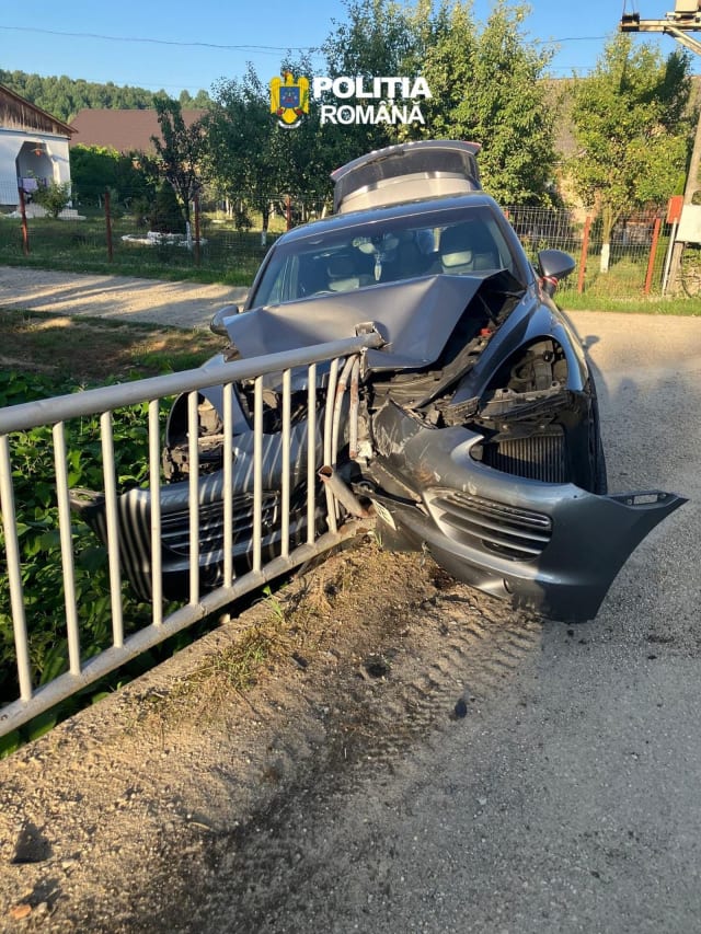 Urmărire pe șoselele din Maramureș: un șofer cu alcoolemie peste limită a fugit de poliție și s-a izbit de un pod