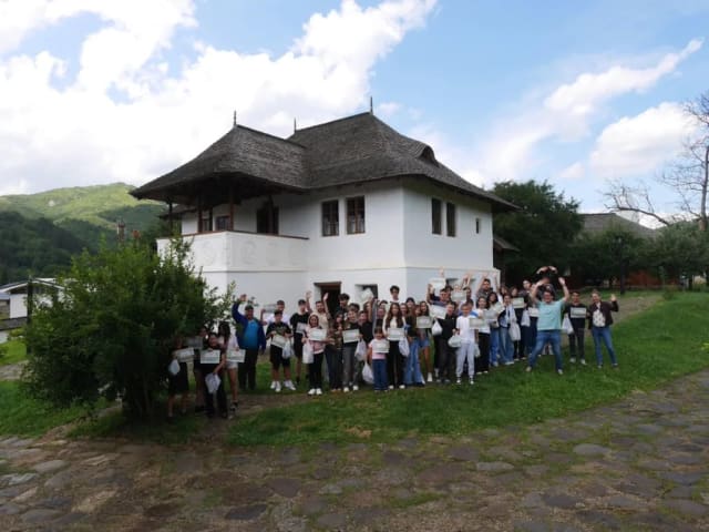Studenți la arhitectură participă la proiecte inovatoare pe Plaiul Bâscilor