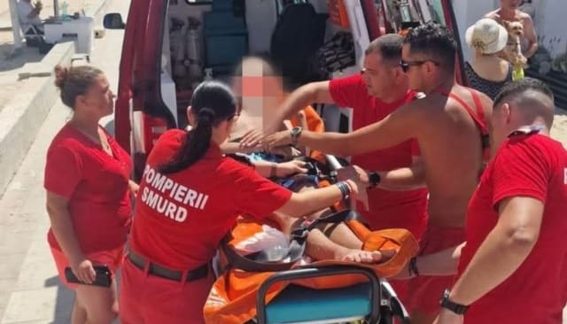 Alertă pe plaja La butoaie din Mamaia: Două persoane au fost scoase din apă și primesc îngrijiri medicale