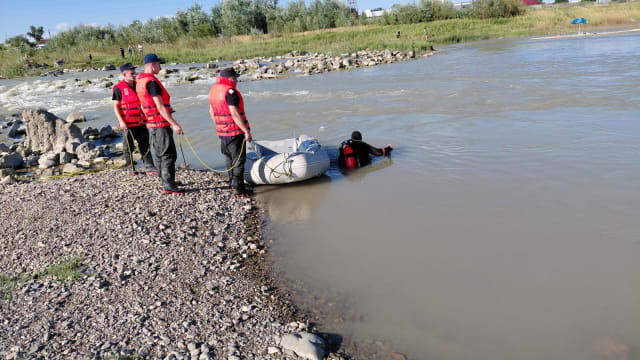 Doi frați de 12 și 15 ani s-au stins din viață înecați în râul Moldova, o fetiță de 6 ani a fost salvată
