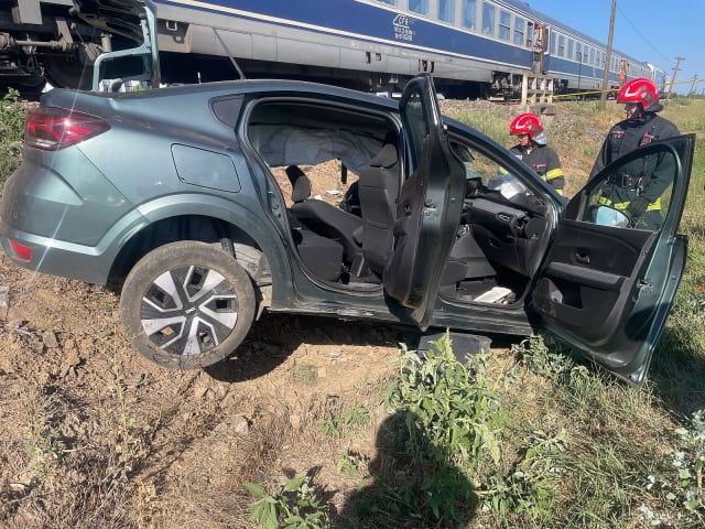 Accident grav la trecerea la nivel cu calea ferată din Timiș. O șoferiță de 36 de ani s-a stins din viață