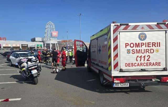 Accident în parcarea unui mall din Constanța: Mașini avariate și o victimă la spital