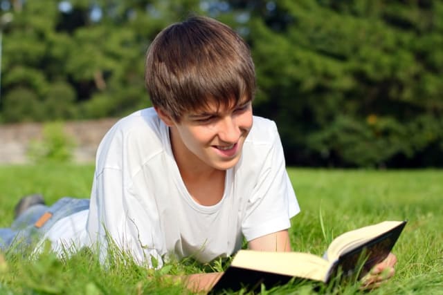 Adolescentul tău nu citește? 10 titluri care îl pot convinge să citească