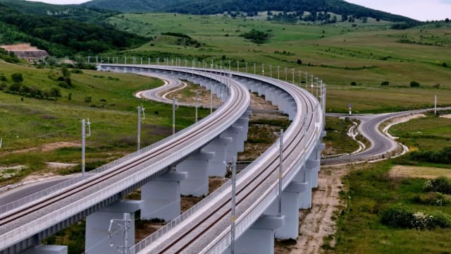 Guvernul a aprobat negocierea împrumutului de 630 milioane euro pentru calea ferată Brașov–Sighișoara