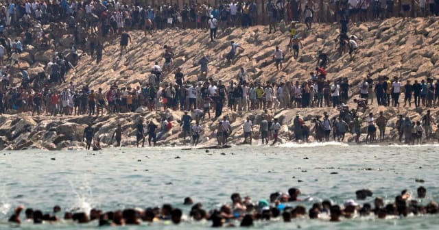 Mii de migranți marocani încearcă să treacă frontiera spaniolă, forțând gardurile la Ceuta